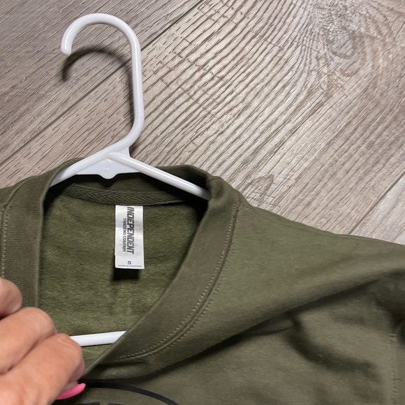NWOT Dutton Ranch Yellowstone olive crewneck sweatshirt Independent Trading Co S - Picture 5 of 5